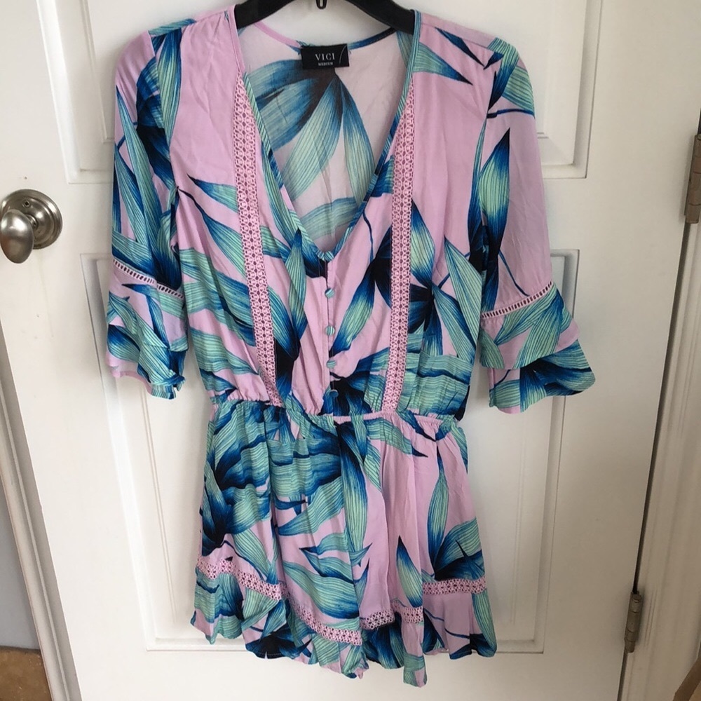 NWOT Gorgeous Vici Mercier Palm Print Romper - Medium ruffle sleeves and edge
